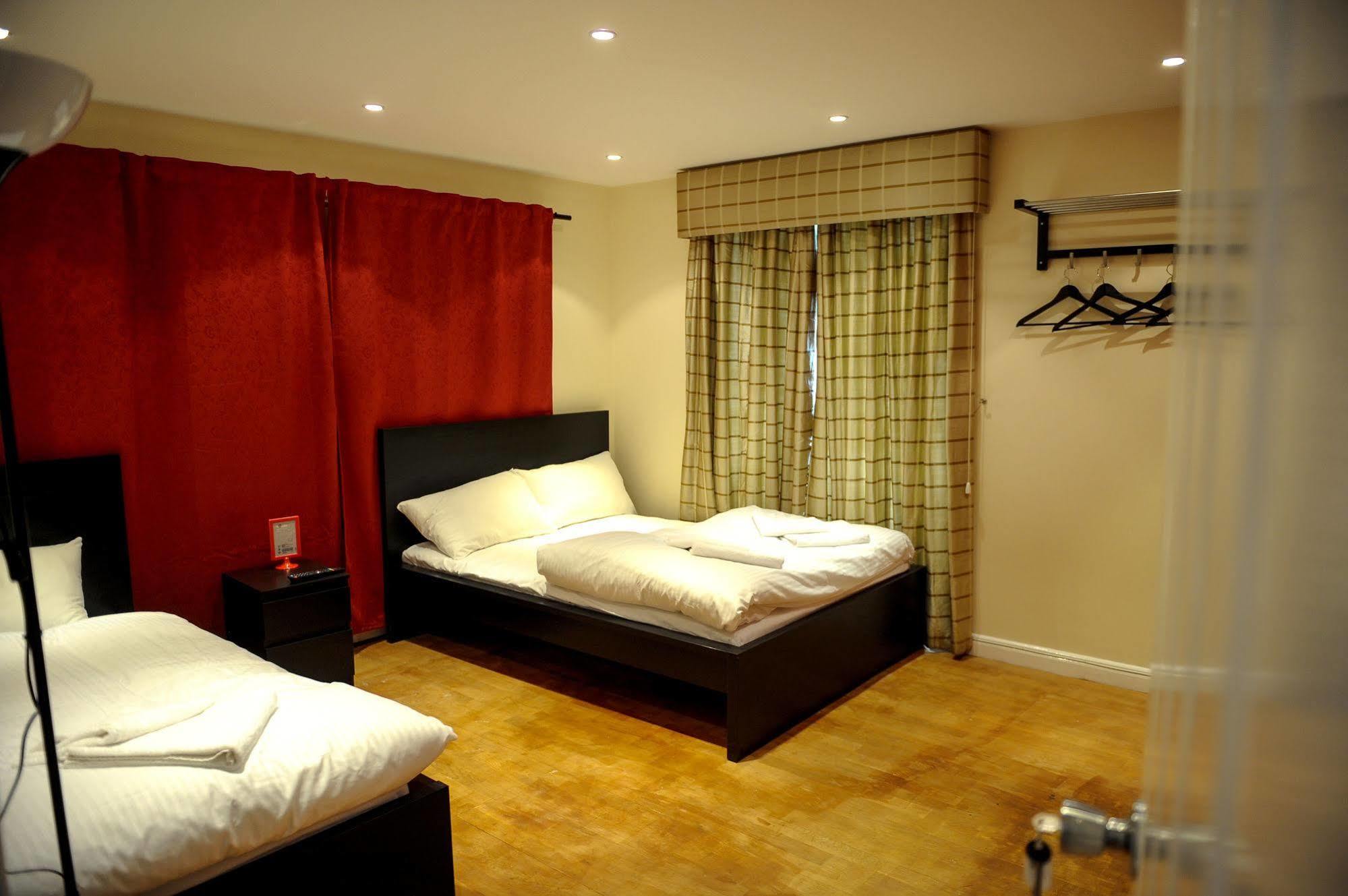 The Greyhound Cottage Chigwell Exterior foto