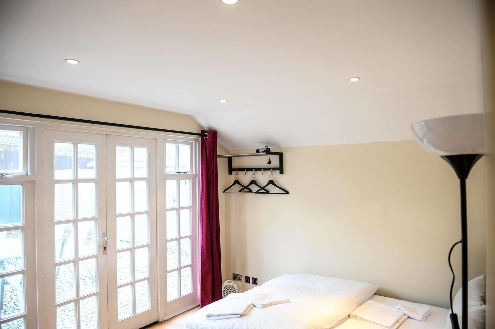 The Greyhound Cottage Chigwell Exterior foto
